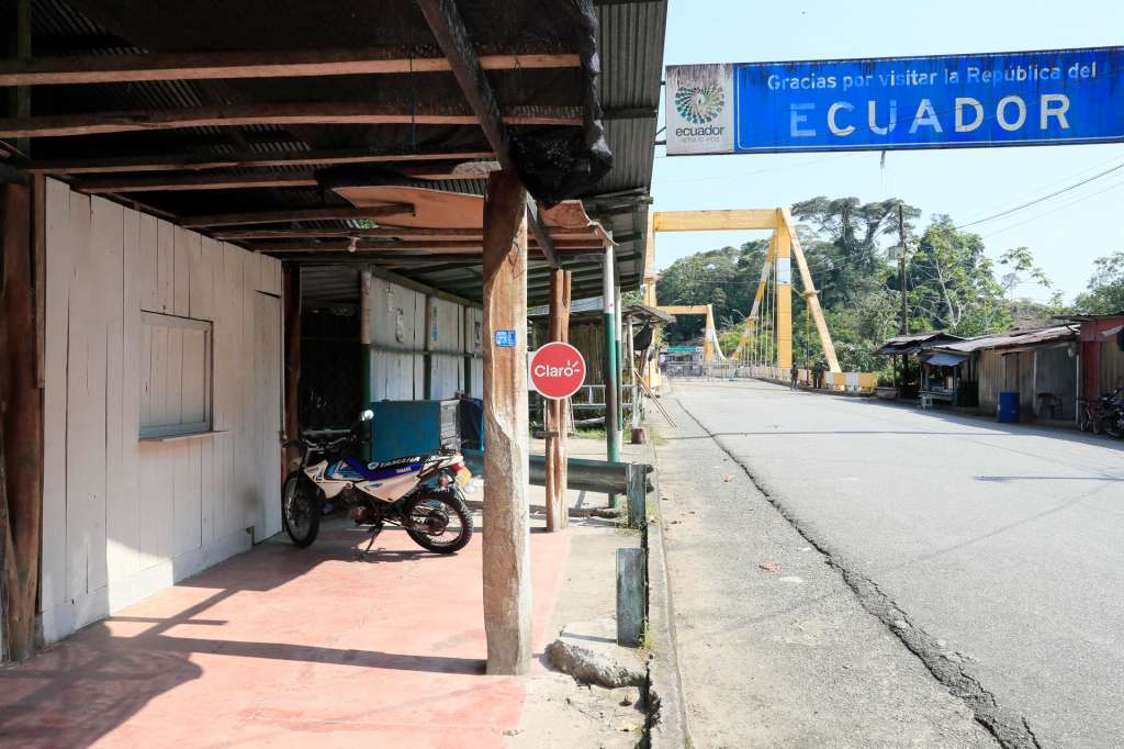 ACOMPAÑA CRÓNICA: COLOMBIA ECUADOR AME6131. LAGO AGRIO (ECUADOR), 21/03/2026.- Fotografía que muestra locales comerciales cerrados este viernes, del lado ecuatoriano del Puente Internacional San Miguel que conecta a San Miguel (Colombia) con la zona rural de Lago Agrio (Ecuador). El cierre del puente internacional sobre el río San Miguel, que conecta el sur de Colombia con Ecuador, no solo interrumpió el paso entre dos países sino que transformó la vida cotidiana en esta zona del departamento de Putumayo, donde el comercio, el transporte y hasta la movilidad básica dependen de una frontera que hoy permanece bloqueada. EFE/ Carlos Ortega