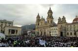 Miles de fieles se reúnen en la Plaza de Bolívar para recibir al papa Francisco