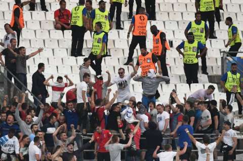 UEFA amenaza a Inglaterra y Rusia con descalificación de la EURO si sus hinchas causan más violencia