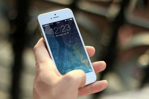 Un bebé bloquea el iPhone de su mamá por 48 años