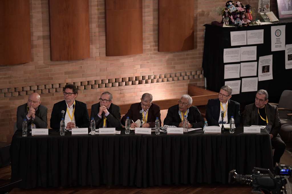 Julián Gallo Cubillos, Pastor Alape, Rodrigo Londoño, Rodrigo Granda, Milton de Jesús Toncel, Pablo Catatumbo y Jaime Alberto Parra, miembros del antiguo secretariado de la extinta guerrilla Farc, admitiendo su responsabilidad por los miles de secuestros durante la primer jornada de audiencias de reconocimiento ante víctimas y magistrados de la JEP.