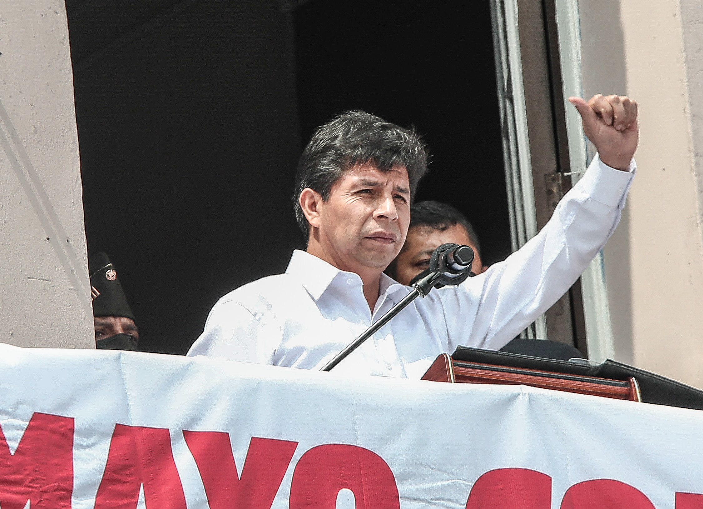 LIMA (PERÚ), 01/05/2022..- El presidente de Perú, Pedro Castillo, ofrece un mensaje hoy, durante una marcha con motivo del Día Internacional del Trabajo, en Lima (Perú). Castillo reconoció este domingo la labor de la lucha sindical para la conquista de los derechos sociales en un discurso frente a diferentes grupos de trabajadores en la plaza Dos de Mayo de Lima. EFE/ Aldair Mejía