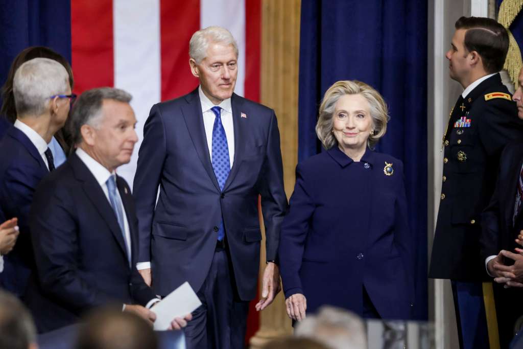 Washington (United States), 20/01/2025.- Former US President Bill Clinton (L) and former US Secretary of State Hillary Clinton (R) arrive for Donald Trump'Äôs inauguration as the next President of the United States in the rotunda of the United States Capitol in Washington, DC, USA, 20 January 2025. Trump, who defeated Kamala Harris, is being sworn in today as the 47th president of the United States. (Estados Unidos) EFE/EPA/SHAWN THEW / POOL