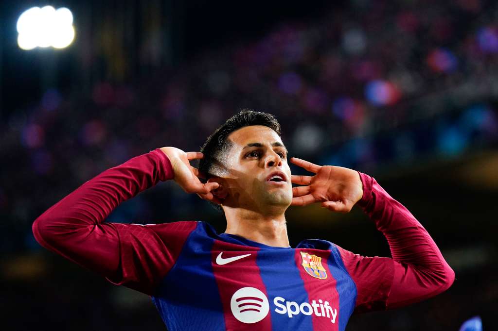 BARCELONA, 12/03/2024.- El defensa portugués del FC Barcelona Joao Cancelo celebra el segundo gol conseguido ante el Nápoles, durante el partido de vuelta de los octavos de final de la Liga de Campeones que FC Barcelona y SSC Nápoles disputan este martes en el Estadio Olímpico Lluís Companys. EFE/Siu Wu