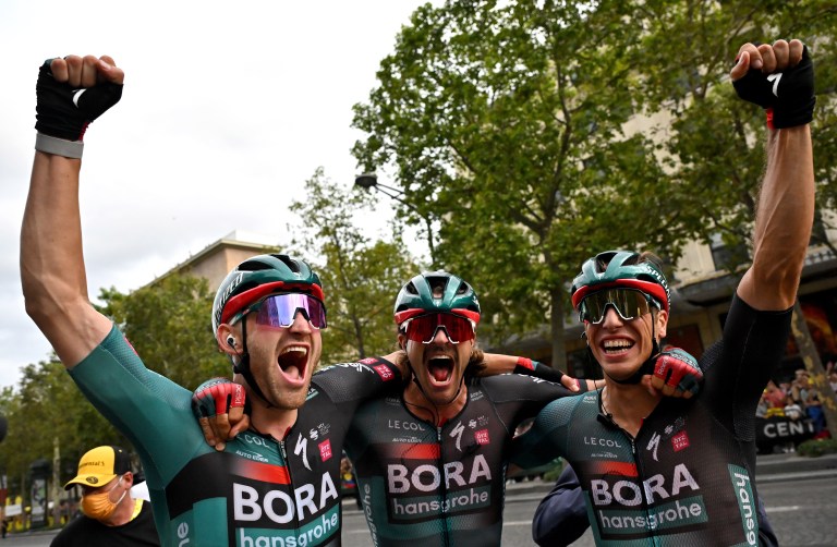 Paris (France), 23/07/2023.- Belgian rider Jordi Meeus (L) of team BORA-hansgrohe celebrates with teammates after winning the 21st and final stage of the Tour de France 2023 over 115kms from Saint-Quentin-en-Yvelines to Paris Champs-Elysee, France, 23 July 2023. (Ciclismo, Francia) EFE/EPA/MARCO BERTORELLO