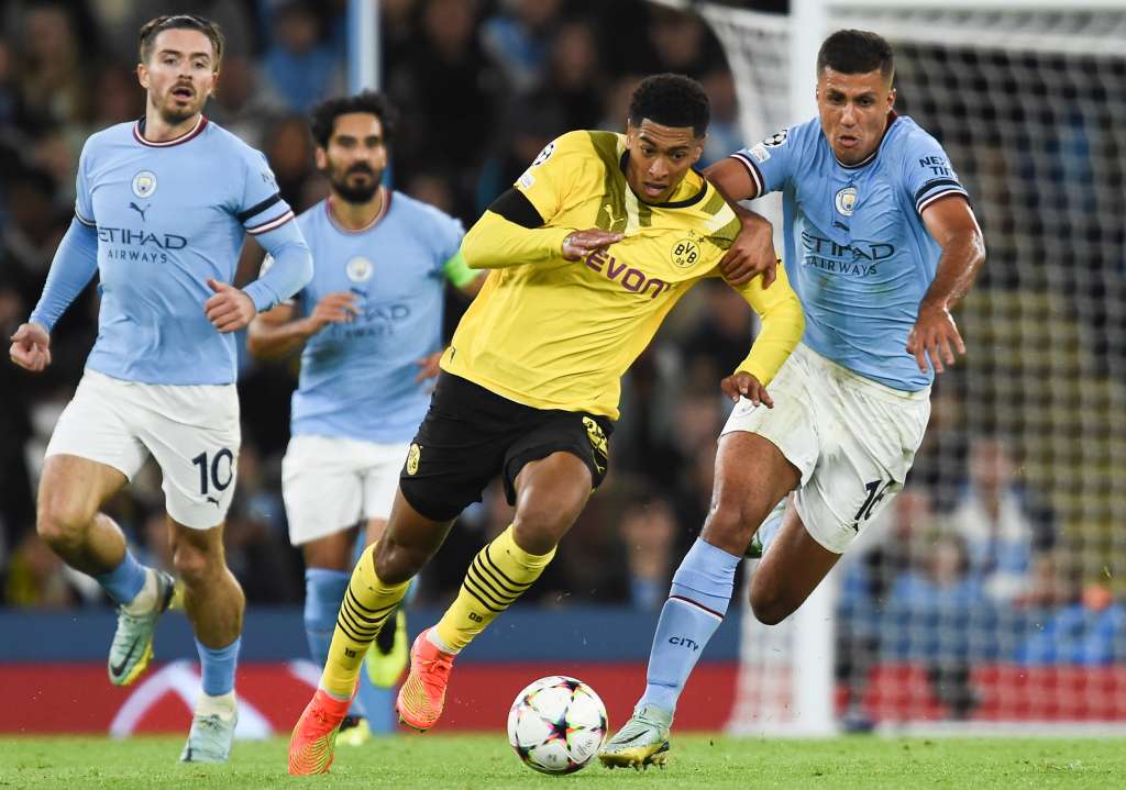 Manchester (United Kingdom), 14/09/2022.- Jude Bellingham (2-R) of Dortmund in action against Rodri (R) of Manchester City during the UEFA Champions League group G soccer match between Manchester City and Borussia Dortmund in Manchester, Britain, 14 September 2022. (Liga de Campeones, Rusia, Reino Unido) EFE/EPA/PETER POWELL