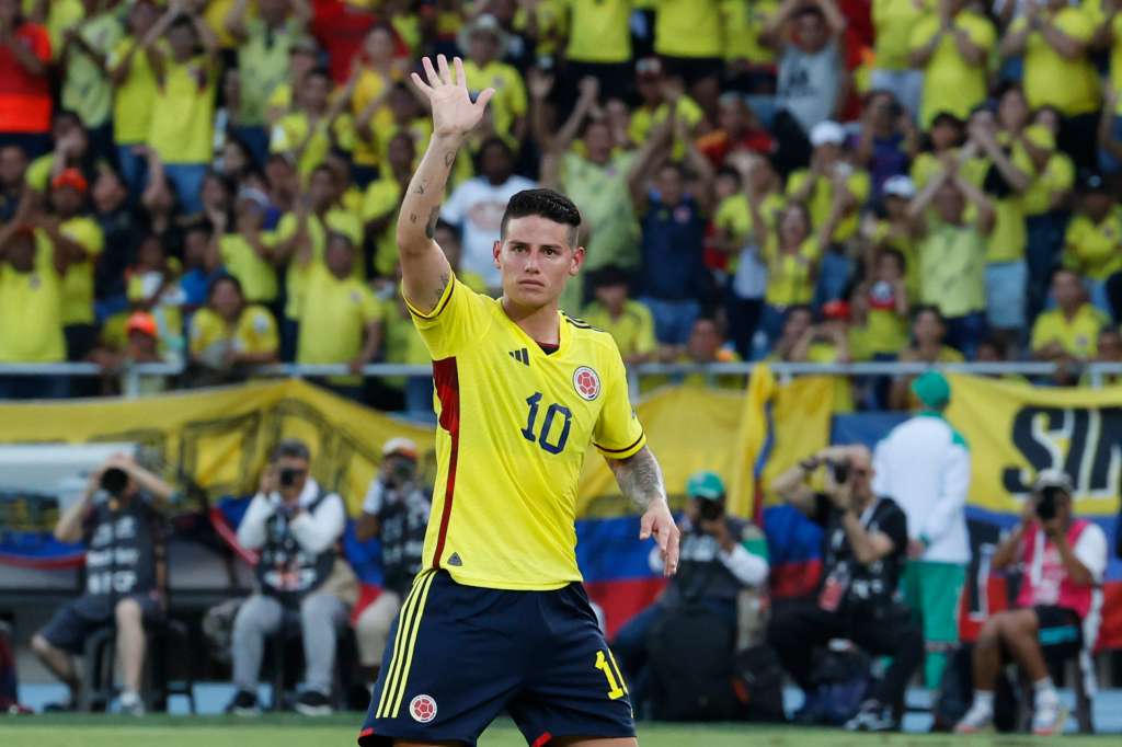 AMDEP376. BARRANQUILLA (COLOMBIA), 12/10/2023.- James Rodríguez de Colombia se despide de los hinchas hoy, en un partido de las Eliminatorias Sudamericanas para la Copa Mundial de Fútbol 2026 entre Colombia y Uruguay en el estadio Metropolitano en Barranquilla (Colombia). EFE/ Mauricio Dueñas Castañeda