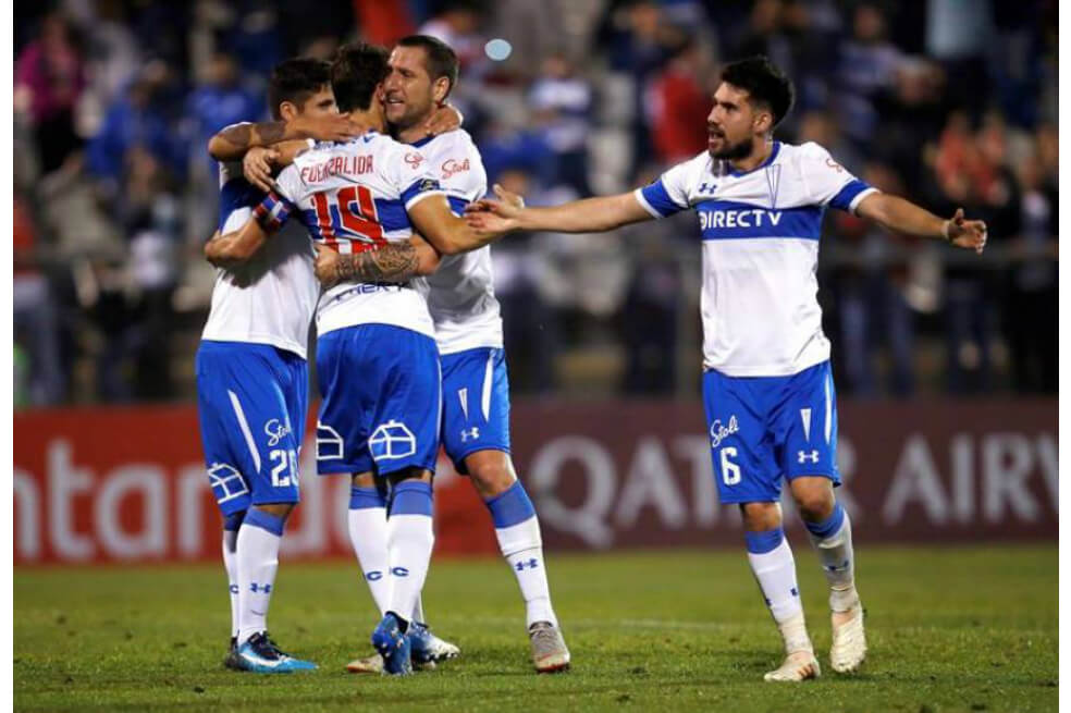 La U. Católica gana por segunda vez consecutiva el torneo chileno. A falta de seis jornadas, el equipo dirigido por Gustavo Quinteros consigue su estrella número 14 tras 13 puntos de ventaja sobre Colo-Colo, / EFE
