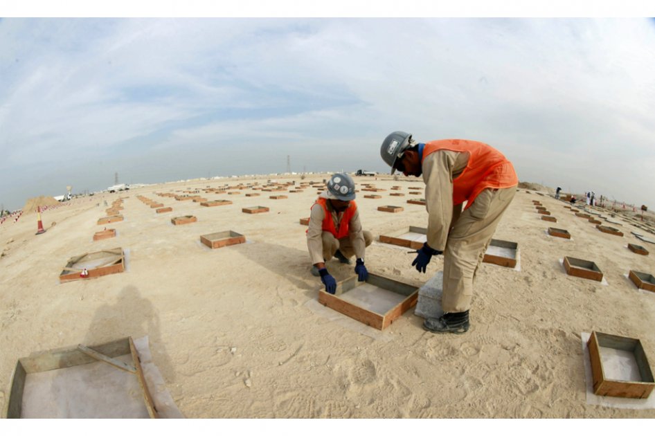 Trabajadores en uno de los estadios que albergarán el Mundial de Catar 2022 / EFE