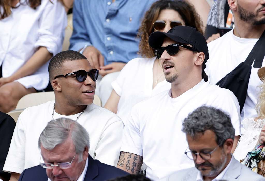 Paris (France), 11/06/2023.- French soccer player Kylian Mbappe (L) and Swedish soccer player Zlatan Ibrahimovic (R) attend the Men'Äôs final between Novak Djokovic of Serbia and Casper Ruud of Norway during the French Open Grand Slam tennis tournament at Roland Garros in Paris, France, 11 June 2023. (Tenis, Abierto, Francia, Noruega) EFE/EPA/CHRISTOPHE PETIT TESSON