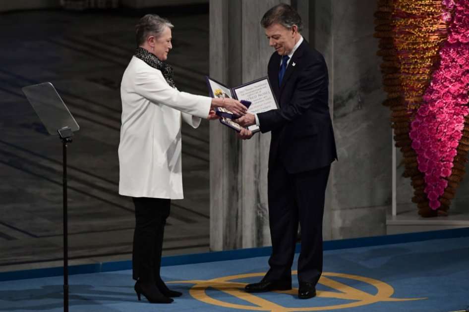 El presidente Juan Manuel Santos recibe la medalla y el diploma que lo cataloga como el Premio Nobel de Paz 2016 / AFP