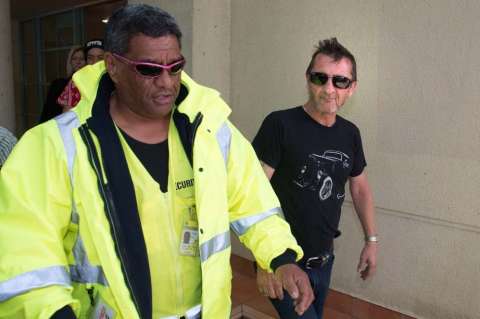 Phil Rudd, de AC/DC, se declara no culpable de amenazas de muerte