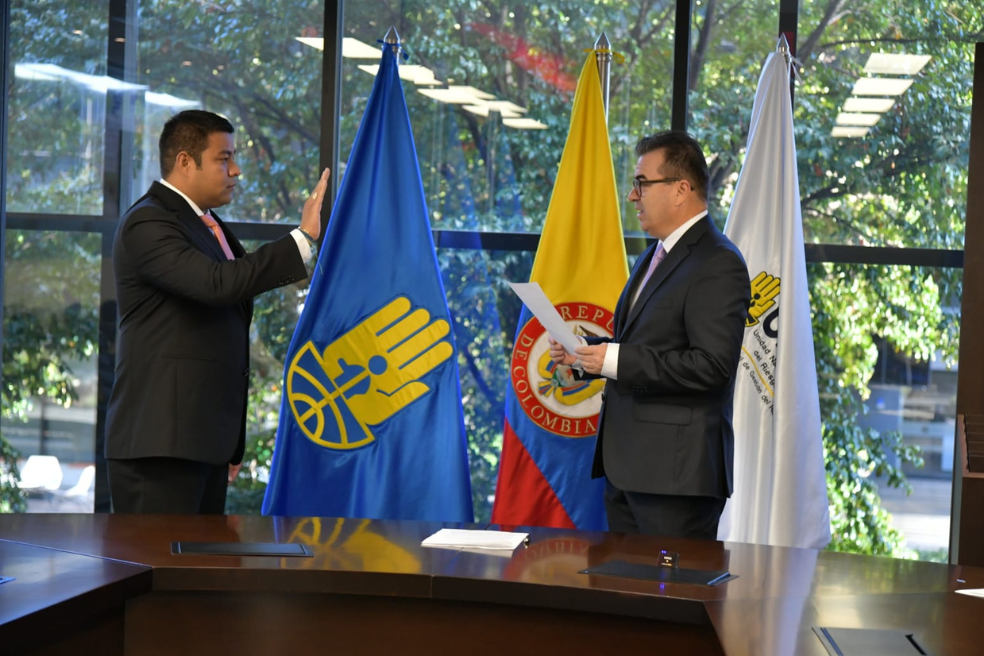 El ahora subdirector declarado insubsistente, Víctor Andrés Meza Galván, se posesionó en su momento ante el director de la UNGRD, Olmedo López.