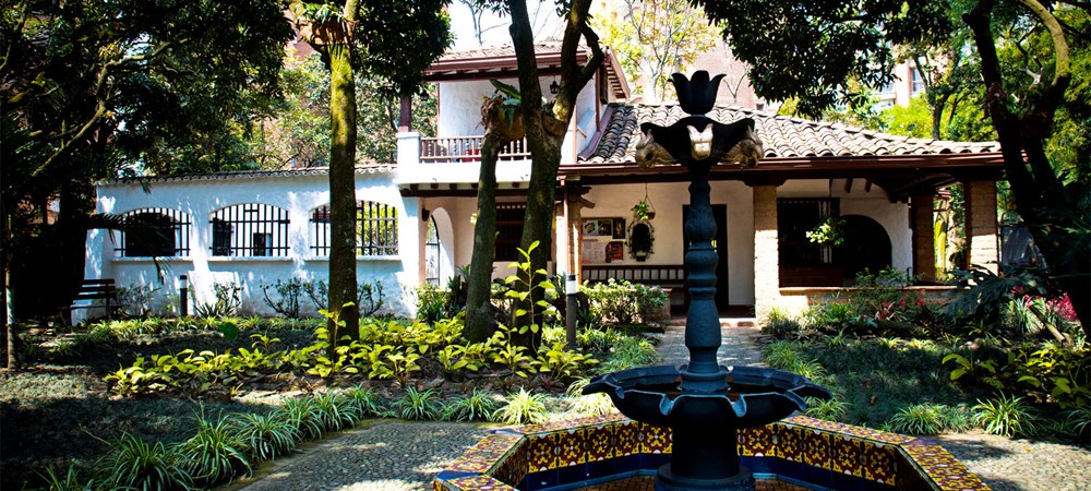 Imagen de la entrada de la casa Otraparte, en Envigado, donde vivió desde 1934 el escritor Fernando González Ochoa, primero como arrendatario, y luego, como propietario. / Cortesía