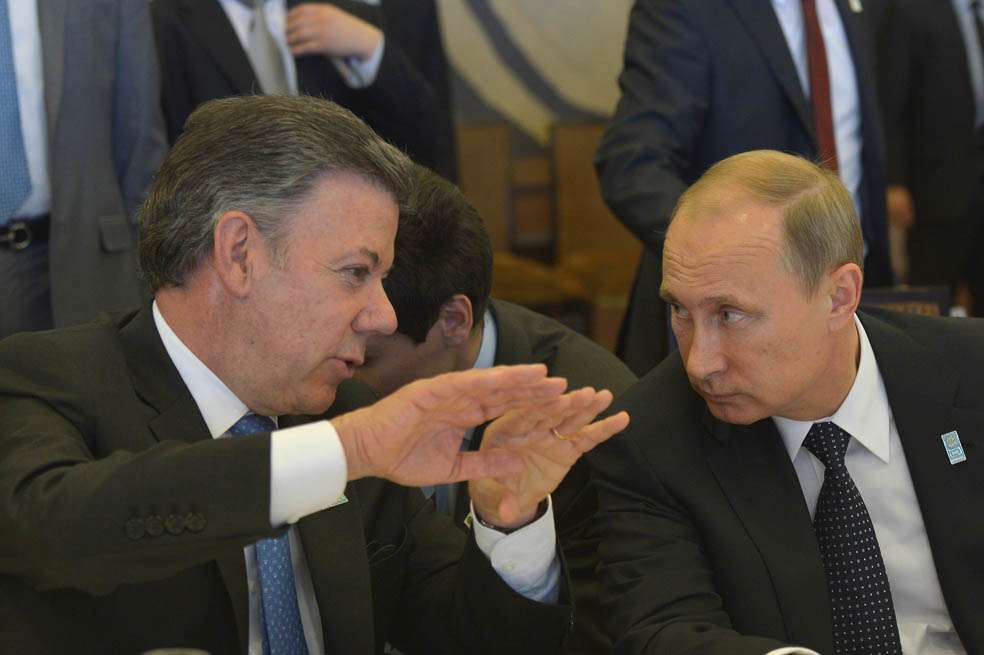 El presidente ruso, Vladimir Putin, en conversaciones con el gobernante colombiano durante la cumbre Brics-Unasur. / Presidencia