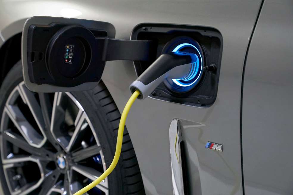 El fabricante germano ha sido pionero en movilidad eléctrica, convirtiéndose en uno de los principales fabricantes y proveedores de vehículos electrificados. Para finales de 2021, la compañía pretende tener en las carreteras más de un millón de vehículos con sistemas de tracción totalmente eléctricos o híbridos enchufables.