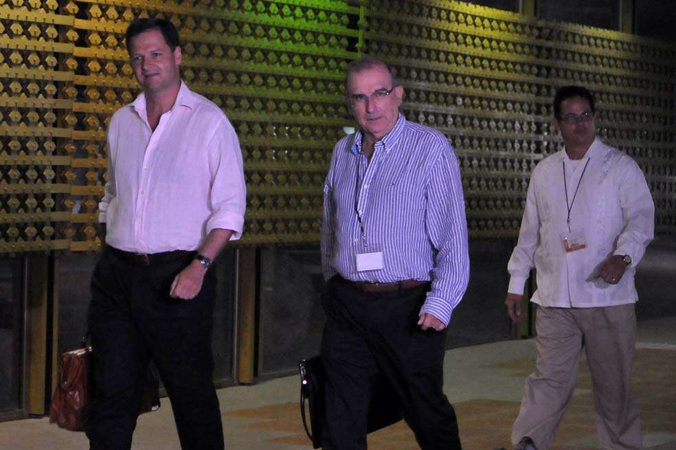 Los negociadores del Gobierno Humberto de la Calle y Sergio Jaramillo, en su llegada ayer al centro de Convenciones en La Habana.  / EFE