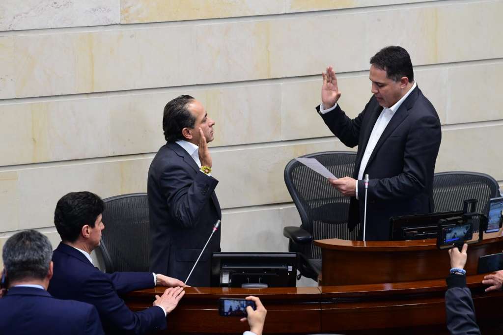 Posesión del senador Alexander López Maya (Pacto Histórico) como el nuevo presidente del Congreso.
