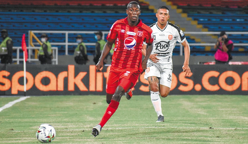 Éber Moreno (izq.) tiene 20 años y ha sido el lateral derecho titular de América en la actual Liga BetPlay. / América de Cali