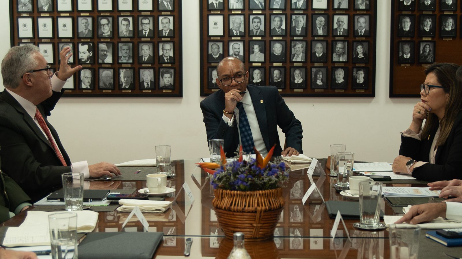 En el encuentro estuvo el presidente del alto tribunal, el magistrado Gerson Chaverra; la fiscal general, Luz Adriana Camargo; el ministro de Justicia, Néstor Osuna; el director de la Policía, el general William Salamanca; y los alcaldes de Bogotá, Barranquilla, Cali y Medellín.