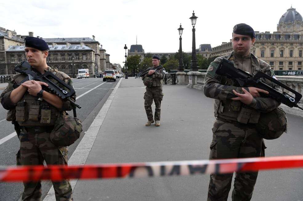 Al menos cuatro personas murieron en el ataque perpetrado con cuchillo hace una semana por un funcionario de las fuerzas de seguridad francesas. / AFP
