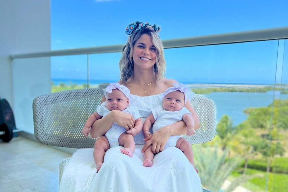 La cantante Adriana Lucía respondió a un seguidor sobre su manera para identificar a sus hijas gemelas Simona y Carlota.