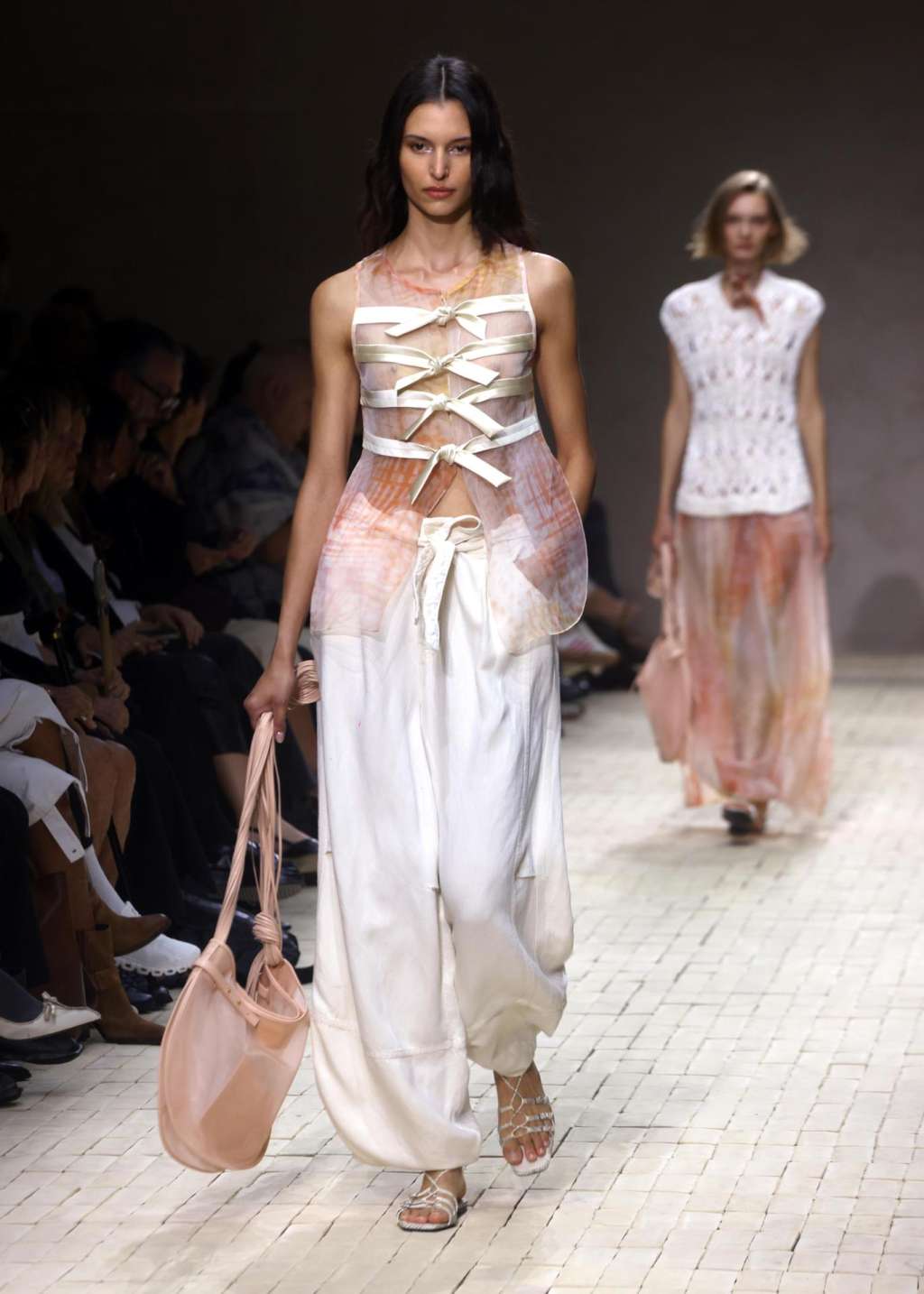 Milan (Italy), 25/09/2025.- A model presents a creation by Italian fashion label Emporio Armani during the Spring/Summer 2026 Women's Collection show at Milan Fashion Week in Milan, Italy, 25 September 2025. (Moda, Italia) EFE/EPA/MATTEO BAZZI