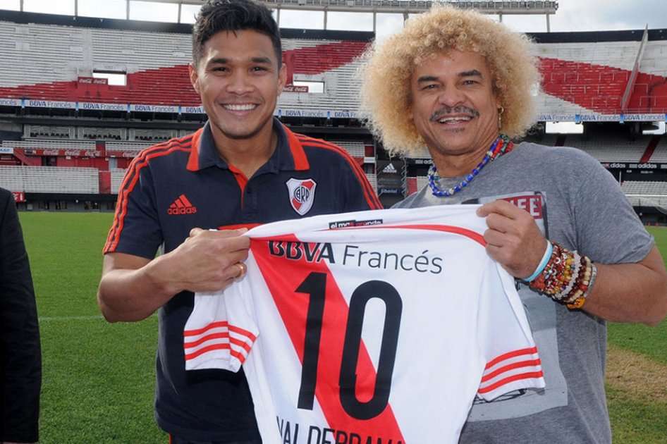Teófilo Gutiérrez y Carlos Valderrama en el Monumental. Foto: cariverplate.com.ar