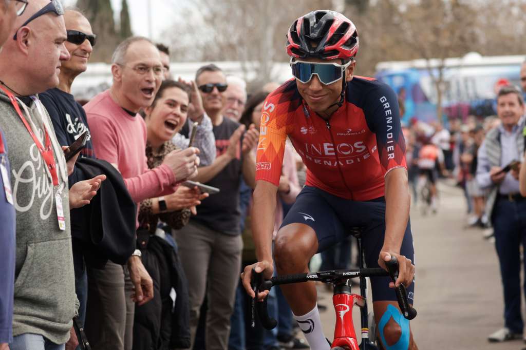MARTORELL, 25/03/2023.-El ciclista colombiano Egan Bernal se dirige al control de firmas antes del inicio de la sexta etapa de la Volta Ciclista a Catalunya con inicio Martorell y final en Molins de Rei, este sábado. EFE/ Quique García