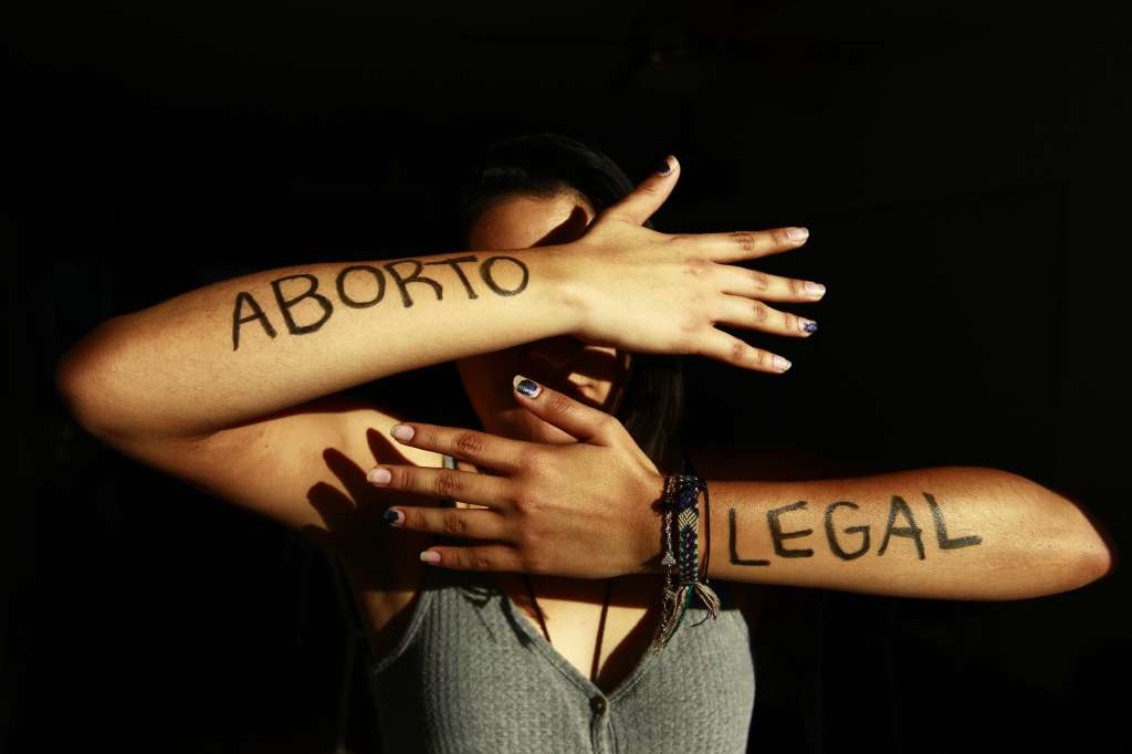 -FOTODELDIA- MEX8942GUADALAJARA (MÉXICO), 06/03/2023.- Nax posa para Efe durante una entrevista hoy en la Ciudad de Guadalajara, estado de Jalisco (México).Con la libertad de decidir sobre su cuerpo pero bajo el estigma de una sociedad que criminaliza el aborto, mujeres mexicanas de distintas edades son acompañadas en la interrupción de su embarazo en la intimidad de sus casas por organizaciones defensoras de los derechos reproductivos. EFE/ Francisco Guasco