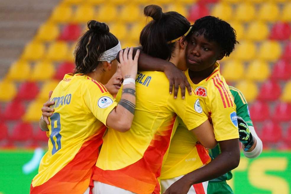 Las jugadoras de Colombia celebran uno de los goles de Nicolle Mancilla (der.).
