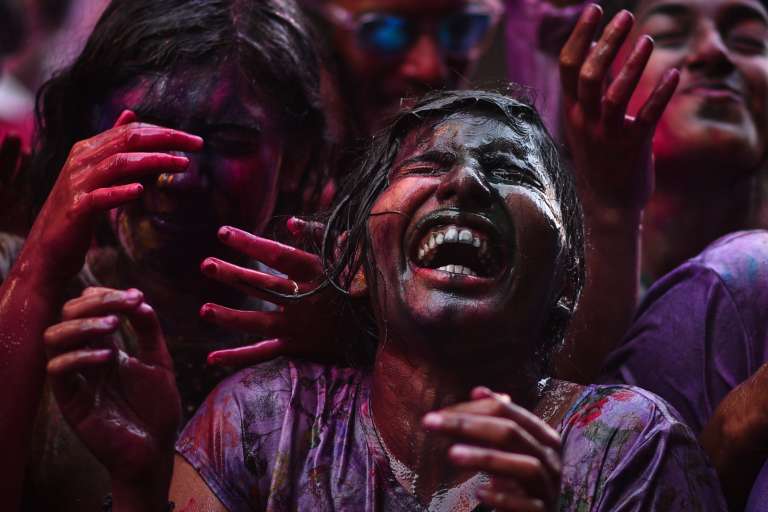 -FOTODELDIA- CHENNAI, 08/03/2023.- Un grupo de personas cubiertos de color morado durante las celebraciones del Holi en Chennai, India, este miércoles. El Festival Holi celebra la victoria del bien sobre el mal y marca la llegada de la primavera. EFE/ Idrees Mohammed