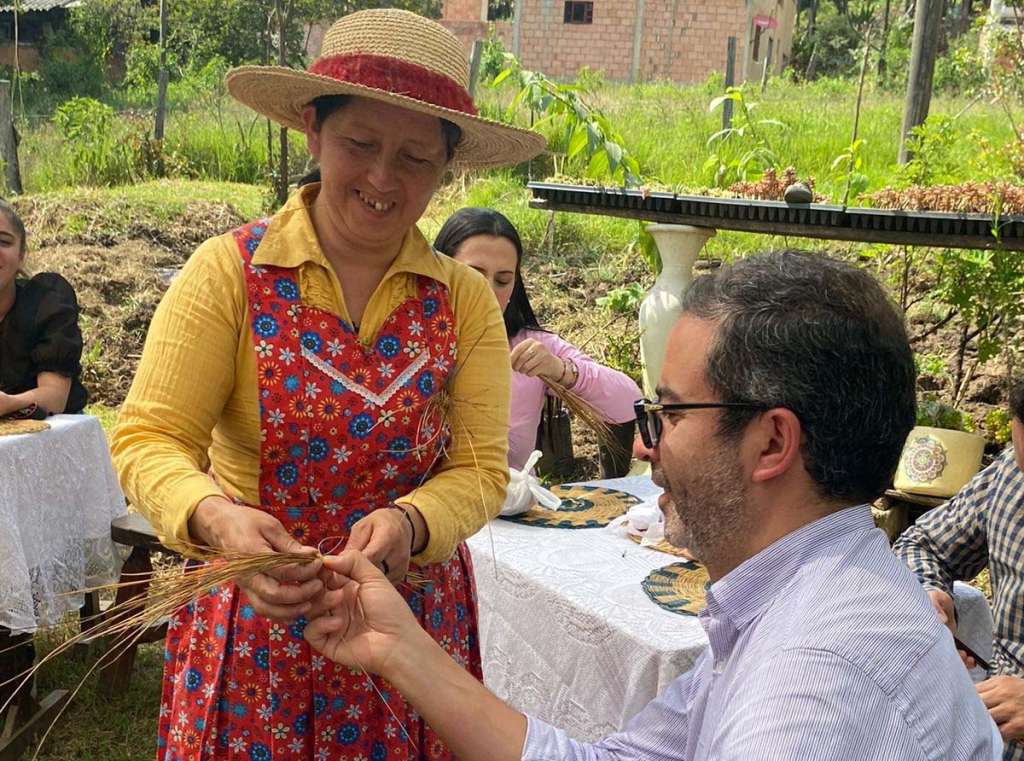Terranía es una estrategia comercial que apoya diferentes emprendimientos locales para preservar la cultura comunitaria.