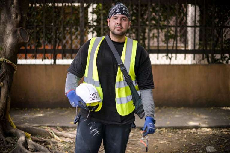 Voluntarios que hacen parte de las labores de búsqueda y rescate en Pereira y Cali.