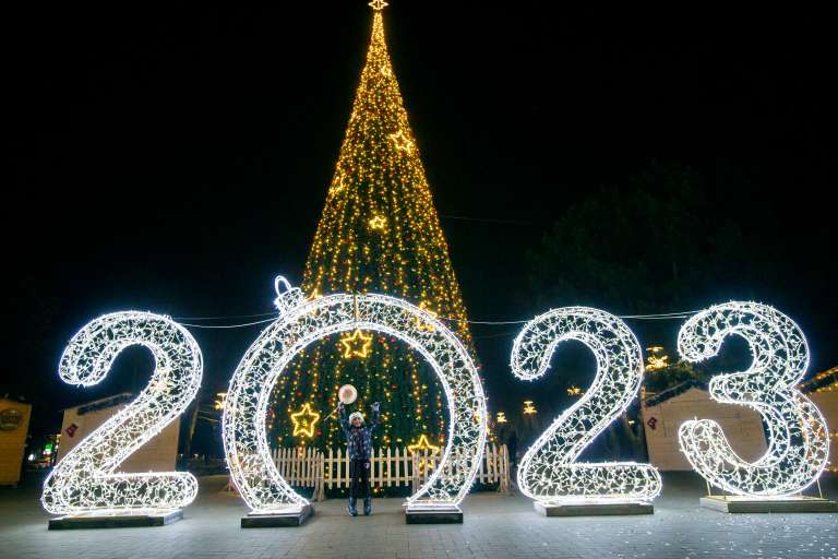 Chisinau (Moldova, Republic Of), 23/12/2022.- A girl poses with Christmas and New Years decorations, in Chisinau, Moldova, 23 December 2022. Traditionally, people from former countries of the Soviet Union celebrate Christmas on two occasions, on 25 December and on 07 January. (Moldavia) EFE/EPA/DUMITRU DORU