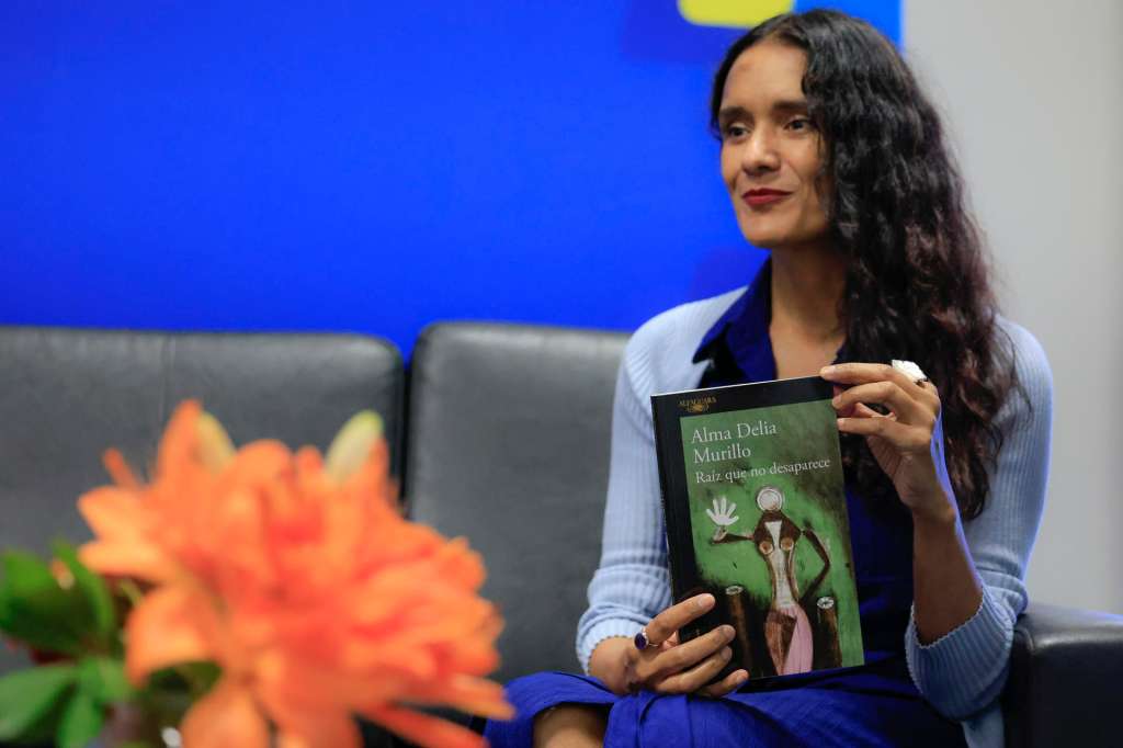 AME1491. CIUDAD DE PANAMÁ (PANAMÁ), 22/08/2025.- Fotografía del 15 de agosto de 2025 de la escritora mexicana Alma Delia Murillo posando durante una entrevista con EFE en la Feria Internacional del Libro en Ciudad de Panamá (Panamá). Para Murillo es ineludible escribir sobre la desigualdad, la violencia, el narcotráfico y la emergencia de los desaparecidos en México, y lo hace empujada por la rabia y la emoción para que más gente sepa sobre la situación y "haya memoria". EFE/ Bienvenido Velasco