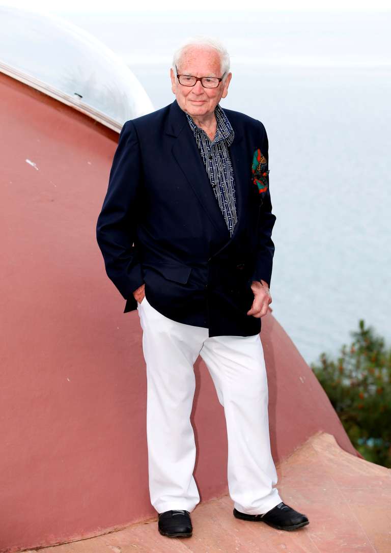 El diseñador francés Pierre Cardin asiste a la presentación de la colección Cruise 2016 Resort de la casa de modas Christian Dior en el Palais Bulles de Theoule-sur-Mer, Francia, el 11 de mayo de 2015. / EFE