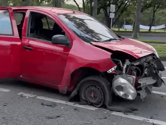 Atacaron a un carro con artefacto explosivo en medio de disturbios en Universidad del Valle