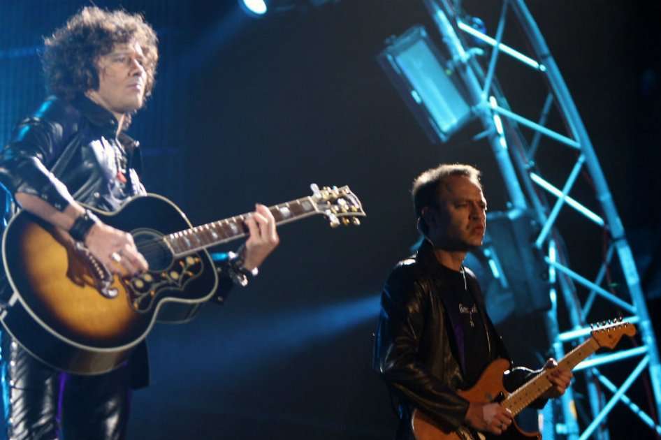 El cantante del grupo Héroes del Silencio, Enrique Bunbury (i), junto al guitarrista del grupo Juan Valdivia (d), durante un concierto ofrecido en 2007 en el estadio de La Romareda de Zaragoza, primero en España desde que se separaron. /EFE