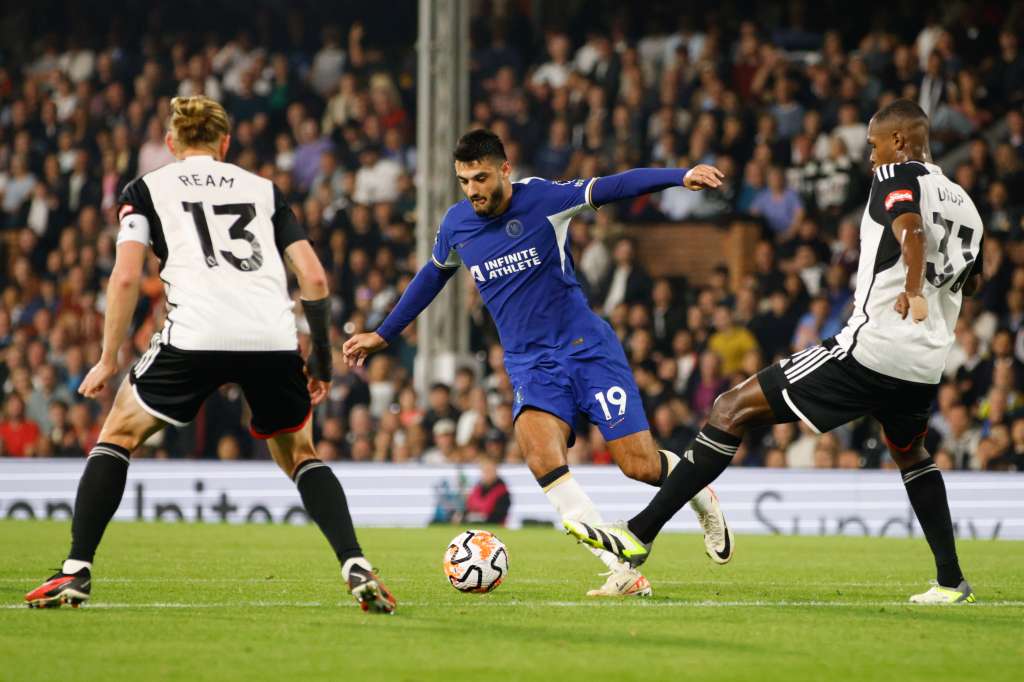 London (United Kingdom), 02/10/2023.- Armando Broja of Chelsea (C) controls the ball under pressure from Tim Ream (L) and Issa Diop of Fulham during the English Premier League soccer match between Fulham FC and Chelsea FC in London, Britain, 02 October 2023. (Reino Unido, Londres) EFE/EPA/DAVID CLIFF EDITORIAL USE ONLY. No use with unauthorized audio, video, data, fixture lists, club/league logos or 'live' services. Online in-match use limited to 120 images, no video emulation. No use in betting, games or single club/league/player publications.