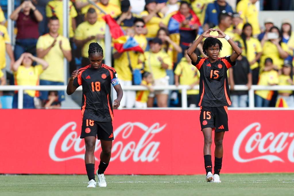 AMDEP7092. CALI (COLOMBIA), 15/09/2024.- Karla Torres (d) de Colombia celebra su gol junto a Linda Caicedo este domingo, en un partido de los cuartos de final de la Copa Mundial Femenina sub-20 entre las selecciones de Países Bajos y Colombia en el estadio Pascual Guerrero en Cali (Colombia). EFE/ Ernesto Guzmán Jr.