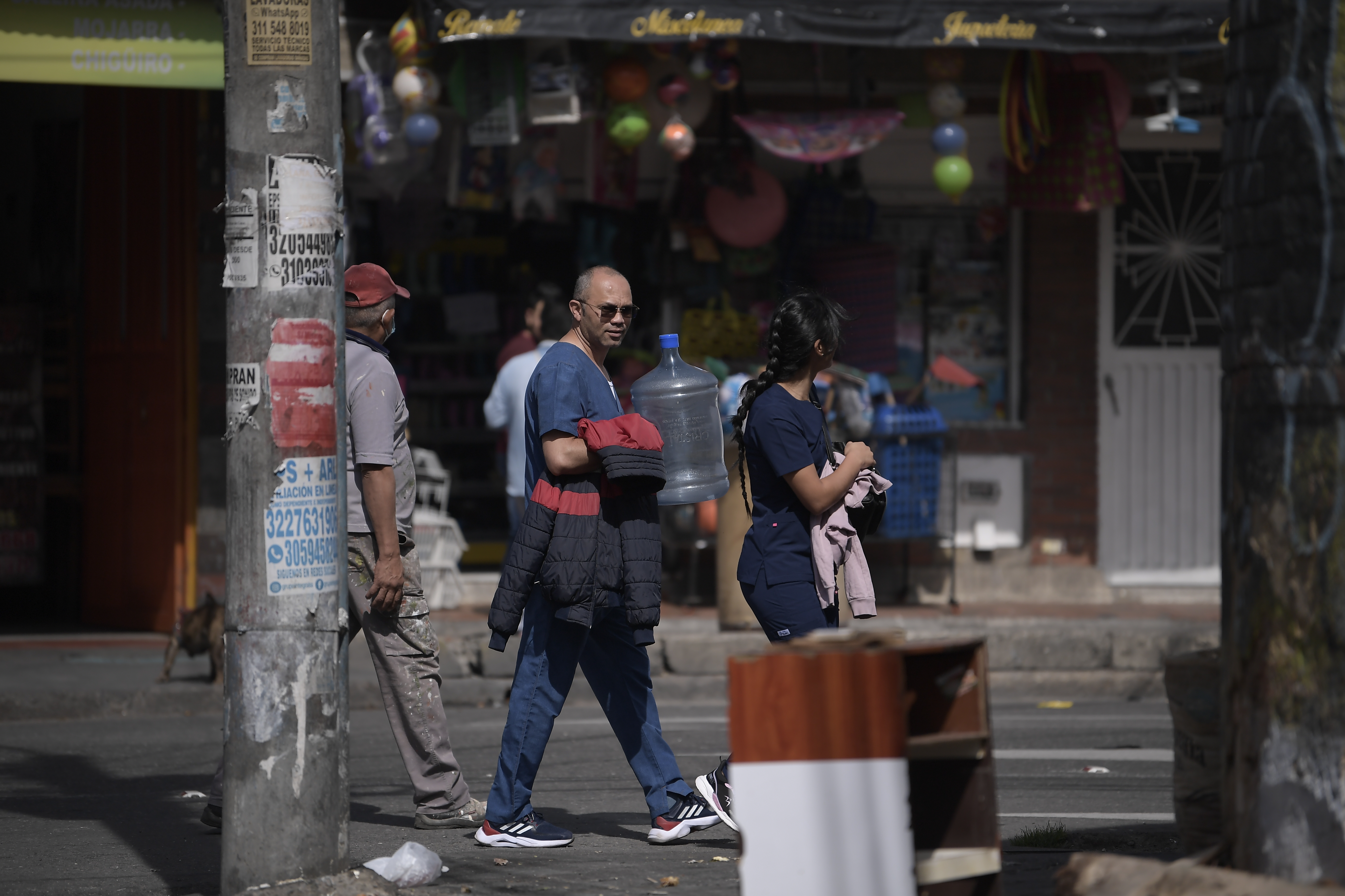 Diferentes actividades que se realizan con agua recogida, por la crisis de agua en Bogotá: Autolavado, cocina, labores de aseo y otras.