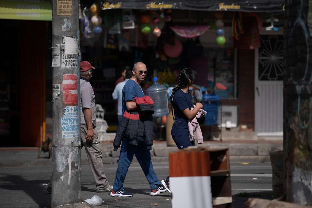 Diferentes actividades que se realizan con agua recogida, por la crisis de agua en Bogotá: Autolavado, cocina, labores de aseo y otras.