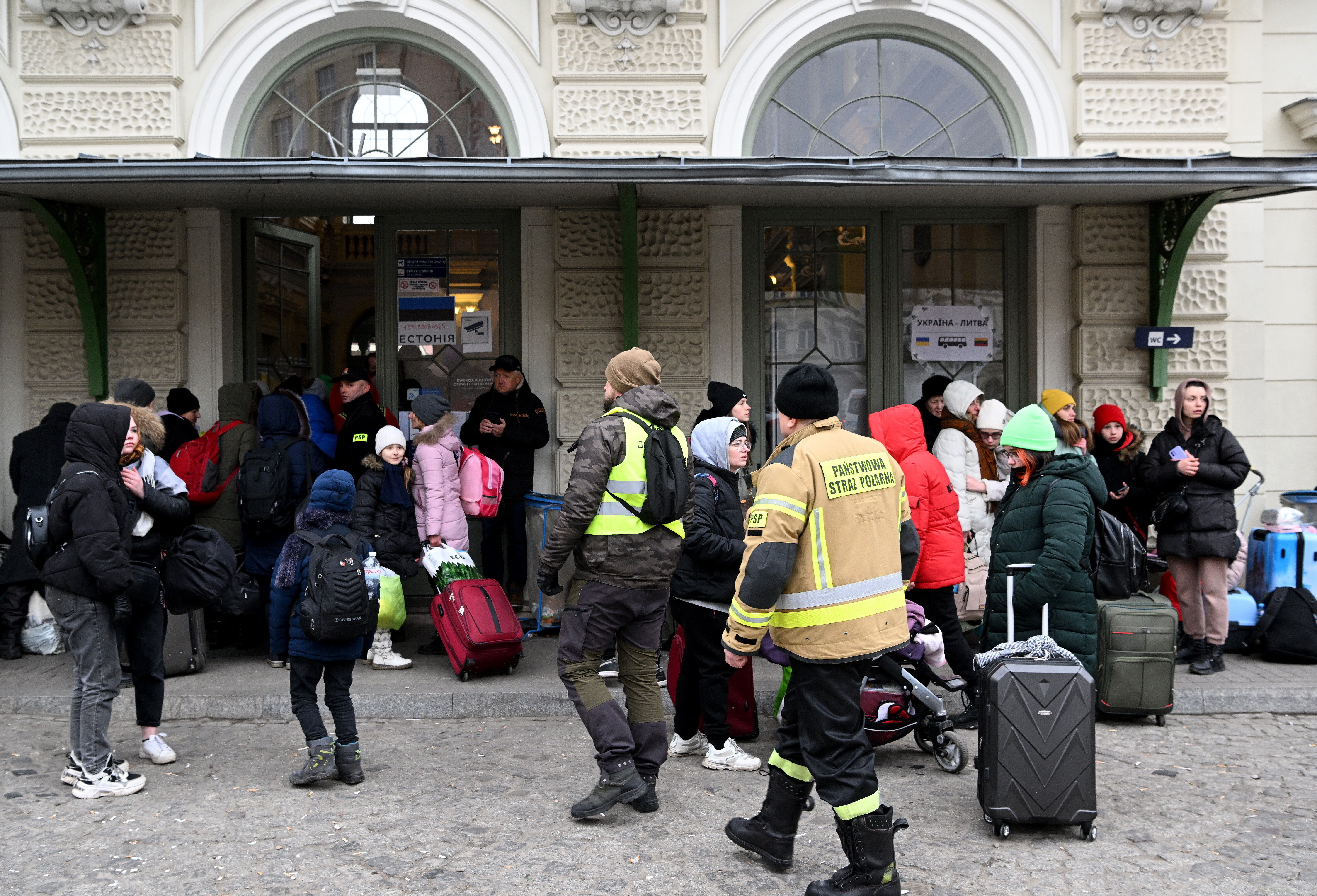 Przemysl (Poland), 07/03/2022.- Refugees from Ukraine arrive at the reception point established at the train station in Przemysl, Poland, 07 March 2022. The mayor of Przemysl, a Polish town near the Ukrainian border, has said the main challenge for local authorities is to co-ordinate the transports of refugees to other Polish cities as thousands of Ukrainians fleeing the Russian invasion have flocked into his town. (Polonia, Rusia, Ucrania, Estados Unidos) EFE/EPA/Darek Delmanowicz POLAND OUT