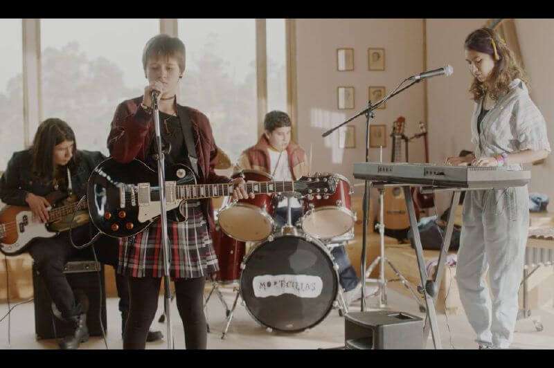“Ruido capital” tiene como protagonistas a Jerónimo Aguilar y Oriana Casas junto a su banda Los Rotos. / Cortesía Movistar Play