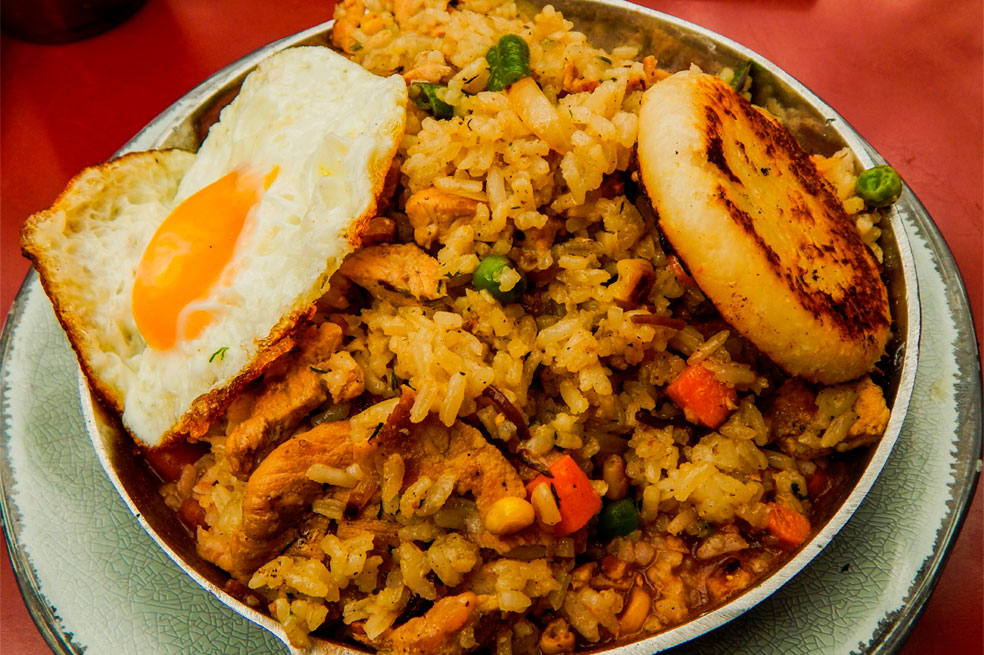 Disfruta de este delicioso arroz paisa hecho en casa.