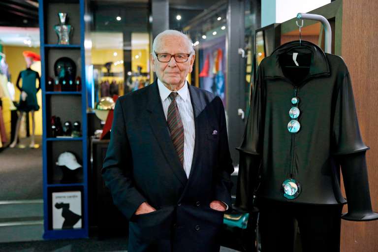 El diseñador francés Pierre Cardin posa para una fotografía durante la inauguración del Museo Pierre Cardin y la exposición inaugural 'Passe Present Futur'. / EFE