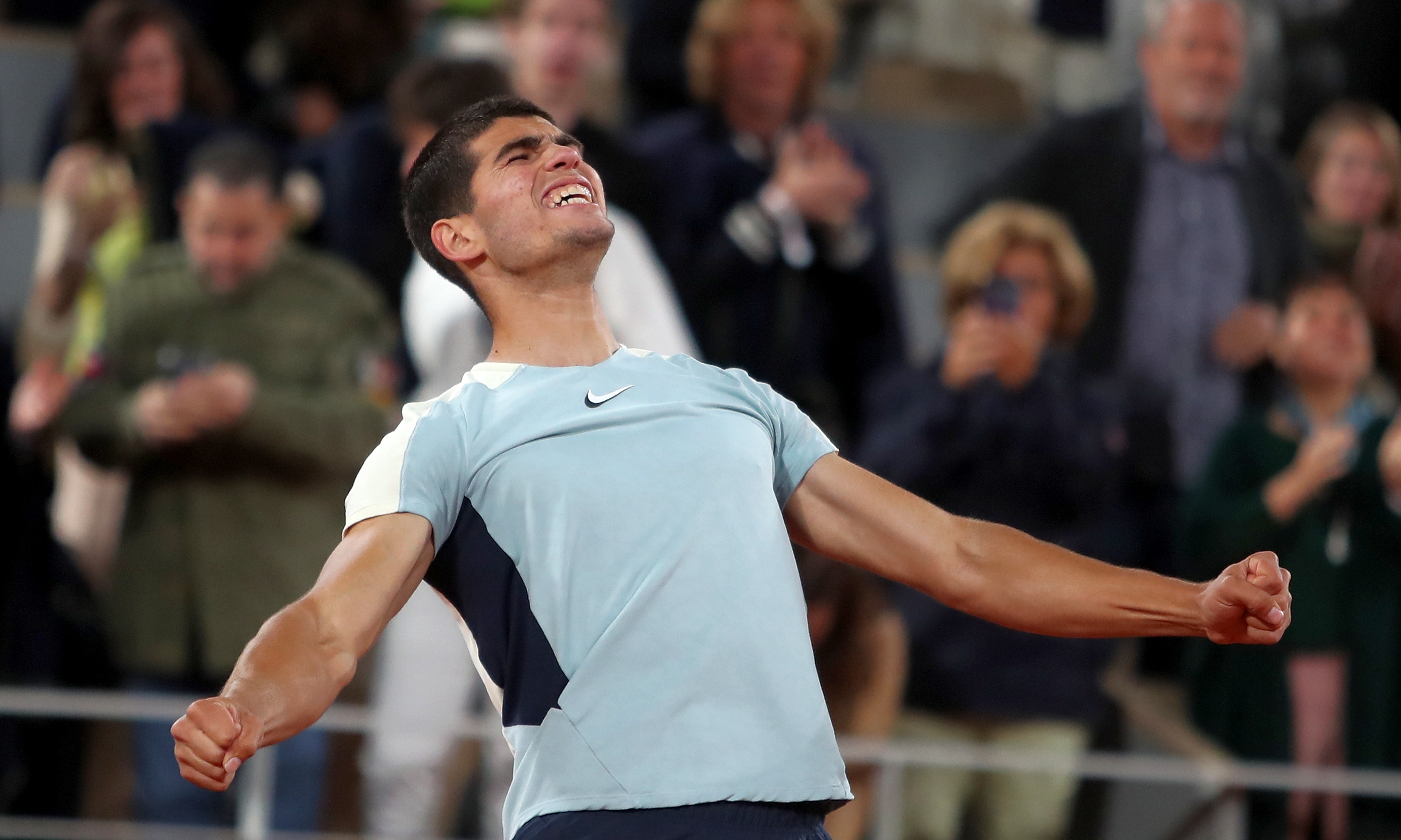 Paris (France), 29/05/2022.- Carlos Alcaraz of Spain celebrates after defeating Karen Khachanov of Russia in their men's fourth round match of the French Open Grand Slam tennis tournament at Roland Garros in Paris, France, 29 May 2022. (Tenis, Abierto, Abierto, Francia, Rusia, España) EFE/EPA/MARTIN DIVISEK