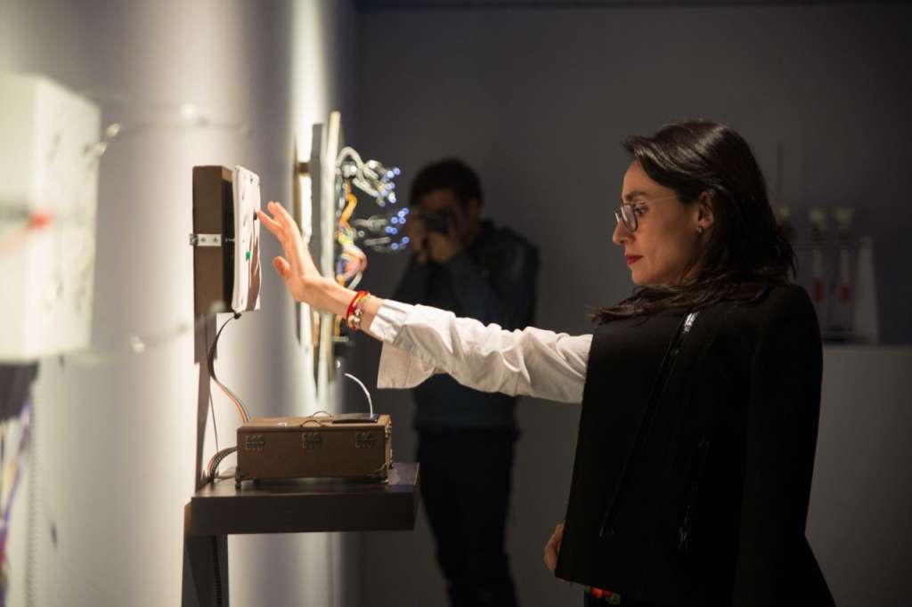 Las personas se encontrarán con una sala de exposiciones de "new media" (piezas audiovisuales, inmersivas y Nfts), además de performances, concierto de cuencos tibetanos y música. También habrá charlas y fiestas durante todos los días del festival.