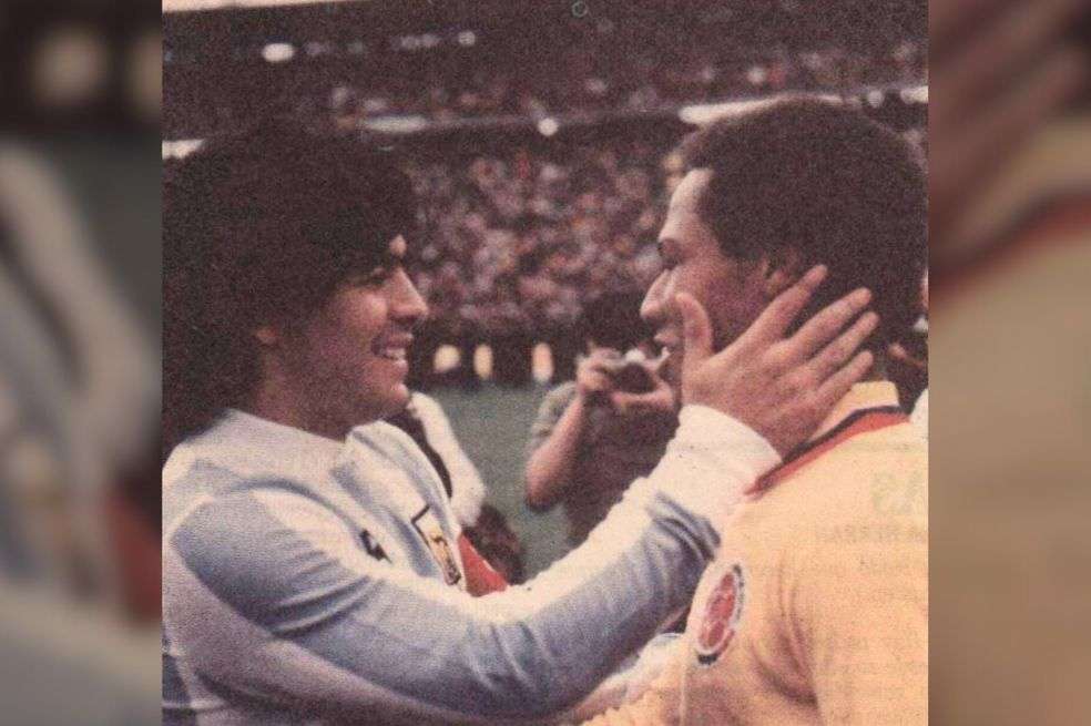 Willington Ortíz junto a Diego Maradona.